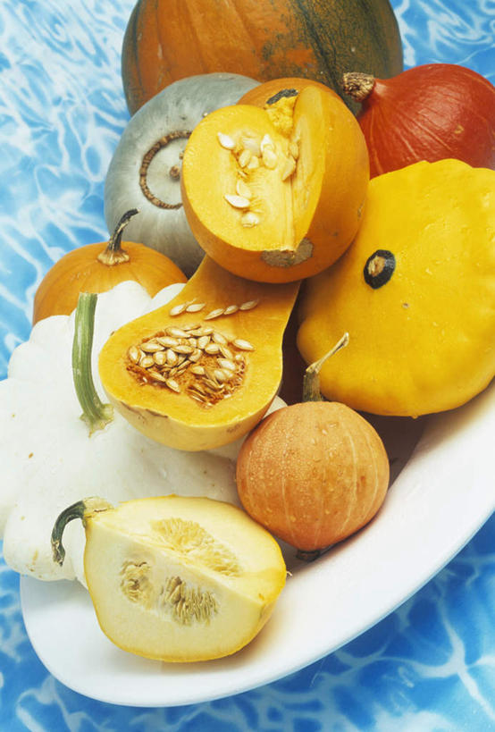 无人,竖图,俯视,彩色,室内,特写,白天,餐桌,桌子,南瓜,蔬菜,餐具,一堆,许多,切开,阴影,堆积,朦胧,模糊,新鲜,光线,碟子,盘,影子,金瓜,食品,番瓜,食物,一个,白色,盘子,碟,切,有机食品,绿色食品,单个,餐台,堆,麦瓜,倭瓜,剖面,切面,南瓜籽,彩图,高角度拍摄