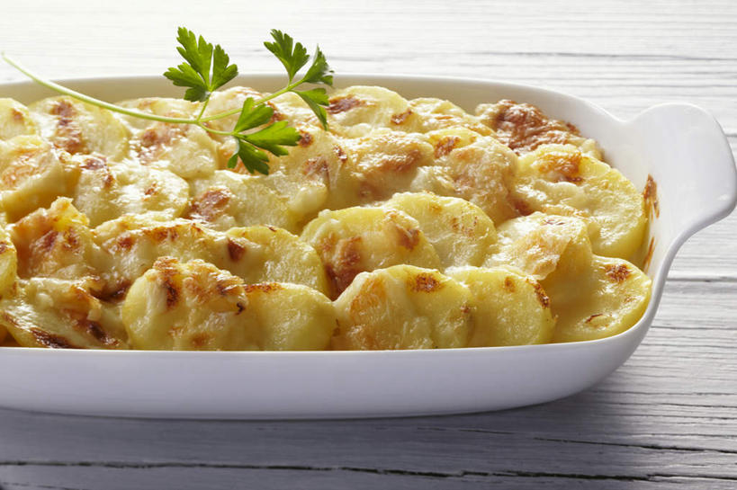 无人,横图,俯视,室内,特写,白天,烹饪,西餐,餐桌,桌子,蔬菜,土豆,阴影,新鲜,装饰,反射,木制,影子,陶瓷,香菜,料理,食品,陶瓷制品,烤土豆,菜肴,美食,食物,一个,白色,木制品,容器,碗,西式,佳肴,有机食品,绿色食品,单个,餐台,储藏,华丽,修饰,点缀,储存,胡菜,香荽,原荽,园荽,芫荽,馍馍蛋,衬托,美观,雅致,雅观,胡荽,莞荽,芫茜,芫蓿,莚葛草,莚荽菜,洋芋,山药蛋,马铃薯,彩图,高角度拍摄,贮存