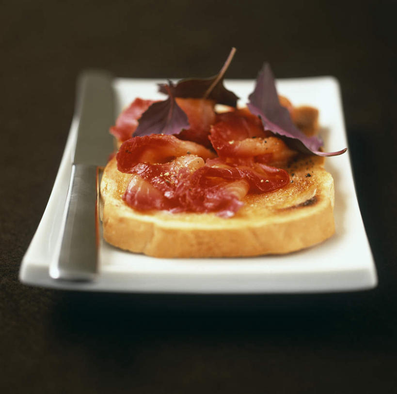 点心,海鲜,面包,三文鱼,无人,横图,俯视,室内,特写,白天,烹饪,西餐,餐桌,桌子,鲑鱼,蔬菜,餐具,一把,阴影,黑色背景,新鲜,反射,鱼,碟子,工具,盘,影子,肉,鱼肉,料理,食品,面点,刀具,甜菜,水产,菜肴,美食,肉类,鱼类,海洋生物,食物,糕点,一个,白色,盘子,碟,刀,西式,摄影,佳肴,有机食品,绿色食品,影棚,单个,餐台,烟熏,大马哈鱼,水生动物,餐刀,海产品,水生物,肉食,海底动物,撒蒙鱼,萨门鱼,冰海之皇,鲑,马哈鱼,麻哈鱼,大麻哈鱼,菾菜,彩图,高角度拍摄,影棚拍摄,拍摄