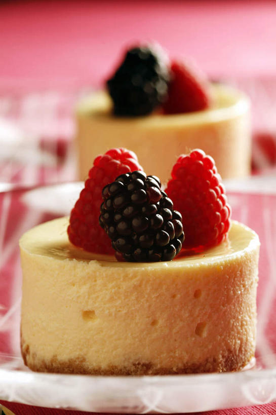 点心,无人,竖图,俯视,室内,特写,白天,餐桌,桌子,黑莓,餐具,水果,两块,五个,许多,阴影,粉色背景,新鲜,反射,碟子,盘,影子,生食,食品,甜点,甜品,果实,慕斯蛋糕,食物,红色,盘子,碟,甜食,零食,摄影,有机食品,绿色食品,影棚,餐台,慕斯,山莓,树莓,三月泡,四月泡,山抛子,刺葫芦,悬钩子,馒头菠,高脚菠,龙船泡,泡儿刺,露莓,彩图,高角度拍摄,影棚拍摄,拍摄