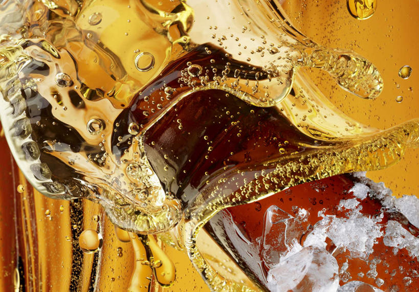 啤酒,无人,横图,室内,特写,白天,正面,水,阴影,飞溅,溅,反射,液体,影子,水滴,酒类,玻璃制品,酒,酒瓶,水珠,饮料,泡泡,玻璃瓶,瓶子,啤酒瓶,喷洒,彩图