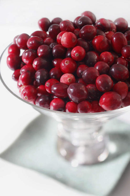 无人,竖图,俯视,室内,特写,白天,白色背景,餐桌,桌子,浆果,餐具,水果,玻璃,一堆,许多,阴影,堆叠,堆积,朦胧,模糊,新鲜,反射,碟子,盘,影子,生食,食品,果实,很多,玻璃制品,食物,一个,盘子,容器,碟,碗,摄影,有机食品,绿色食品,影棚,单个,餐台,储藏,堆,曼越桔,蔓越橘,蔓越莓,小红莓,储存,酸莓,彩图,高角度拍摄,影棚拍摄,拍摄,酸果蔓,贮存