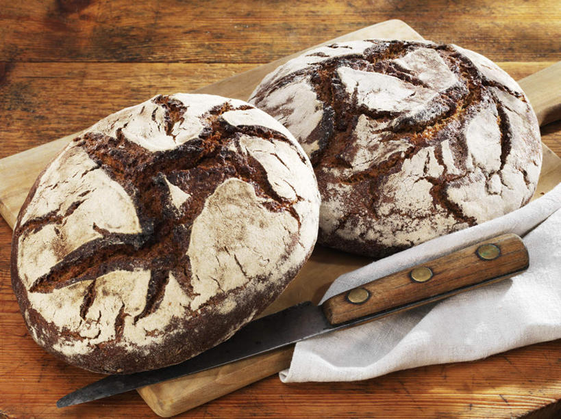 点心,面包,无人,横图,俯视,室内,特写,白天,餐桌,桌子,金属制品,阴影,反射,金属,木制,工具,影子,食品,面点,案板,刀具,砧板,食物,糕点,两个,一个,木制品,刀,单个,餐台,面包刀,彩图,高角度拍摄