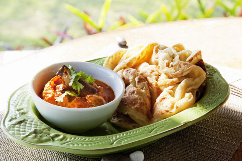 咖哩,无人,横图,俯视,室外,特写,白天,烹饪,桌面,桌子,土豆,阴影,朦胧,模糊,反射,木制,影子,陶瓷,木桌,调料,鸡肉,肉,料理,食品,陶瓷制品,调味品,调味料,咖喱,菜肴,美食,肉类,食物,木制品,容器,碗,佳肴,储藏,储存,肉食,咖喱鸡,咖喱鸡块,馍馍蛋,印度菜,印度料理,洋芋,山药蛋,马铃薯,彩图,高角度拍摄,木桌子,贮存