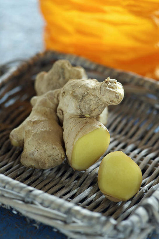 无人,竖图,俯视,室内,特写,白天,姜,蔬菜,切开,阴影,朦胧,模糊,新鲜,反射,扁担,影子,食品,食物,切,有机食品,绿色食品,止咳,剖面,切面,农具,止痛,解毒,发汗,温肺,温胃,行气,止呕,百辣云,竹木用具,生姜,老姜,彩图,高角度拍摄,散寒