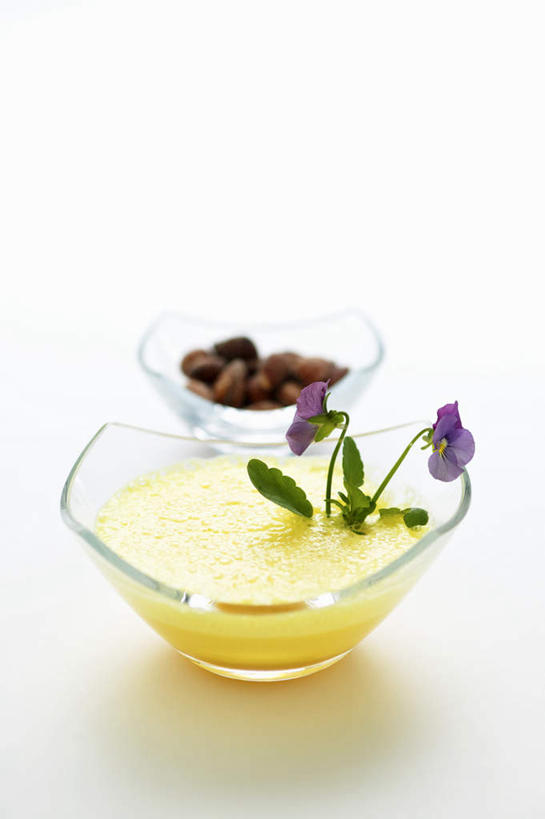 无人,竖图,俯视,室内,特写,白天,白色背景,水果,一堆,许多,阴影,堆叠,堆积,新鲜,盛开,反射,影子,陶瓷,生食,食品,果实,陶瓷制品,饮品,很多,花蕾,蔬菜汁,花,花瓣,花朵,鲜花,食物,饮料,两个,容器,碗,花苞,花蕊,摄影,有机食品,绿色食品,影棚,储藏,堆,储存,可口,适口,彩图,高角度拍摄,影棚拍摄,拍摄,玉米汁,贮存