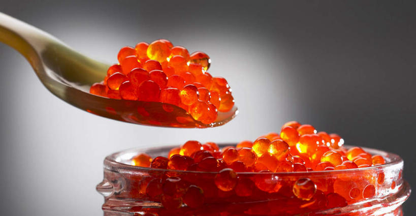 无人,横图,室内,特写,白天,正面,玻璃,一把,一堆,许多,阴影,堆叠,堆积,灰色背景,朦胧,模糊,反射,影子,勺子,鱼卵,很多,鱼籽,鲑鱼卵,玻璃制品,玻璃瓶,瓶子,调羹,汤匙,橙色,摄影,影棚,堆,广口瓶,彩图,影棚拍摄,拍摄