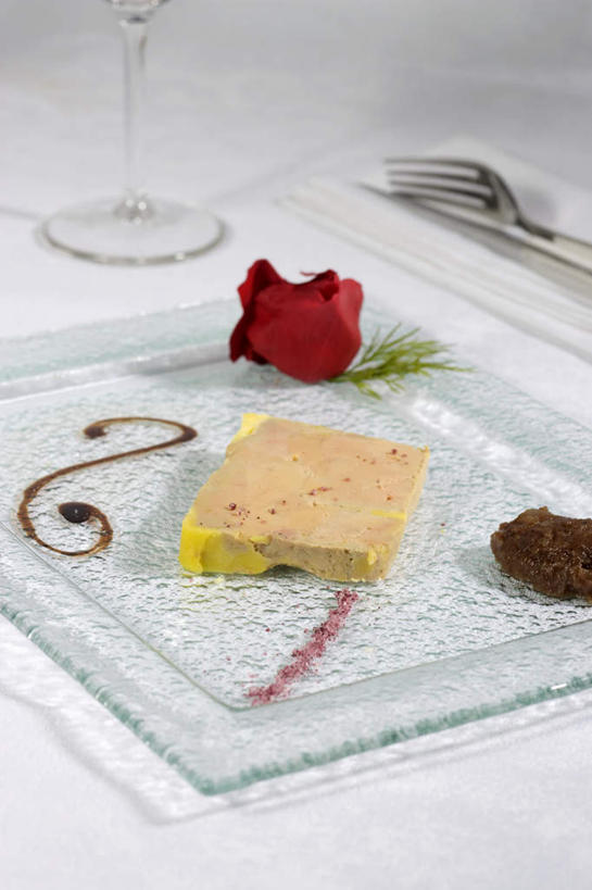 内脏,肝脏,无人,竖图,俯视,室内,特写,白天,白色背景,爱情,烹饪,西餐,幸福,纯洁,热情,玫瑰,杯子,餐具,阴影,盛开,反射,碟子,高脚杯,盘,影子,料理,食品,玫瑰花,红酒杯,浪漫,花蕾,菜肴,美食,玻璃制品,花,花瓣,花朵,鲜花,食物,红色,盘子,酒杯,碟,花苞,花蕊,温暖,温馨,恩爱,西式,摄影,红玫瑰,佳肴,影棚,和睦,葡萄酒杯,感动,尊敬,鹅肝,天真,刺玫花,徘徊花,肝,玻璃杯,彩图,高角度拍摄,影棚拍摄,拍摄,鹅肥肝,法国菜,融洽