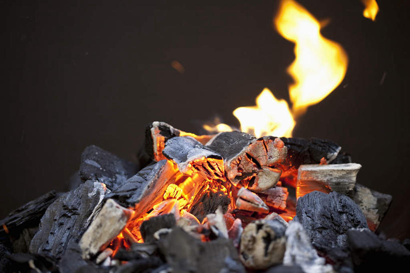 无人,横图,室内,特写,白天,正面,热情,火,一堆,阴影,堆叠,堆积,黑色背景,反射,火焰,木材,影子,燃烧,木柴,摄影,木料,影棚,堆,篝火,彩图,影棚拍摄,拍摄,营火