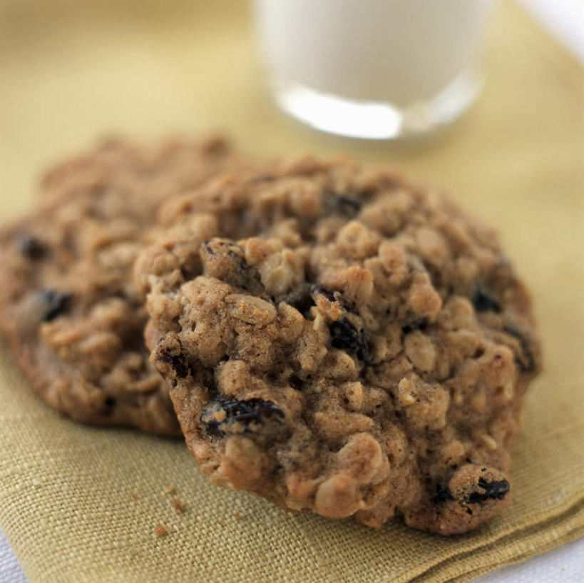 点心,无人,横图,俯视,室内,特写,白天,餐桌,桌子,杯子,两块,阴影,光线,影子,食品,玻璃制品,食物,餐巾,水杯,饼干,零食,葡萄干,餐台,玻璃杯,彩图,高角度拍摄