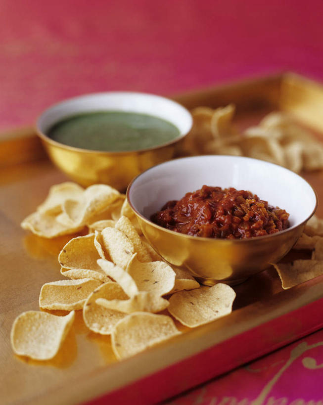 无人,竖图,俯视,室内,特写,白天,玉米,餐桌,桌面,桌子,辣椒,切片,阴影,朦胧,模糊,光线,棒子,影子,陶瓷,玉蜀黍,调料,酱料,酱汁,佐料,陶瓷制品,调味品,调味料,酱,两个,容器,碗,餐台,储藏,苞米,储存,苞芦,薄片,辣角,红海椒,大椒,辣虎,广椒,苞谷,包谷,大蜀黍,番麦,薏米包,玉高粱,玉麦,珍珠米,辣子,红辣椒,海椒,番椒,彩图,高角度拍摄,贮存