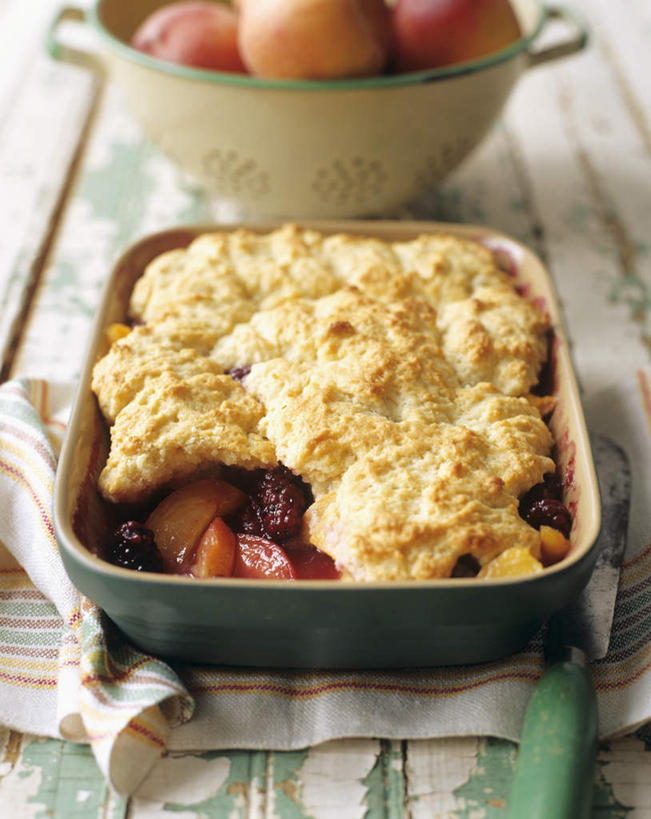 点心,无人,竖图,俯视,室内,特写,白天,餐桌,桌面,桌子,浆果,桃子,餐具,阴影,朦胧,模糊,光线,布料,工具,影子,陶瓷,桑葚,食品,甜点,甜品,油桃,刀具,陶瓷制品,布纹,桌布,食物,糕点,两个,一个,餐巾,容器,台布,碗,刀,甜食,覆盆子,单个,餐台,储藏,派,储存,餐刀,水果派,彩图,高角度拍摄,贮存