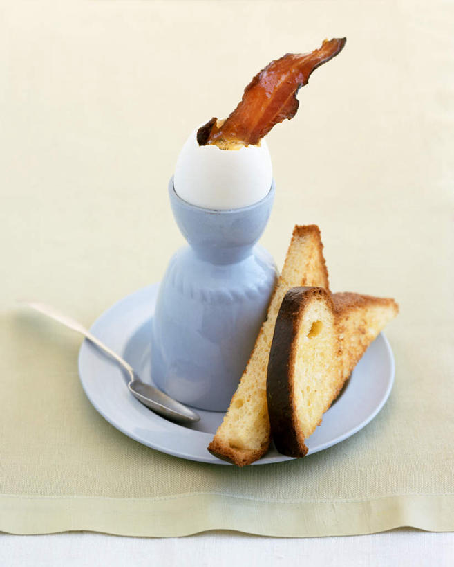 点心,面包,无人,竖图,俯视,室内,特写,白天,餐桌,桌子,餐具,三只,阴影,光线,布料,碟子,罐子,盘,影子,勺子,陶瓷,蛋,鸡蛋,肉,食品,面点,陶瓷制品,布纹,猪肉,肉类,桌布,食物,糕点,盘子,餐巾,瓶子,调羹,碟,台布,汤匙,餐台,熏肉,肉食,豚肉,草鸡蛋,卵,彩图,高角度拍摄