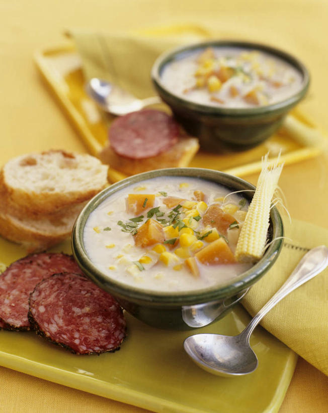 无人,竖图,俯视,室内,特写,白天,玉米,餐桌,桌子,萝卜,胡萝卜,蔬菜,餐具,阴影,新鲜,光线,棒子,布料,碟子,盘,影子,勺子,陶瓷,玉蜀黍,香肠,食品,陶瓷制品,腊肠,布纹,桌布,食物,盘子,餐巾,容器,调羹,碟,台布,汤匙,碗,有机食品,绿色食品,餐台,储藏,苞米,储存,苞芦,玉米浓汤,苞谷,包谷,大蜀黍,番麦,薏米包,玉高粱,玉麦,珍珠米,红萝卜,甘荀,彩图,高角度拍摄,贮存