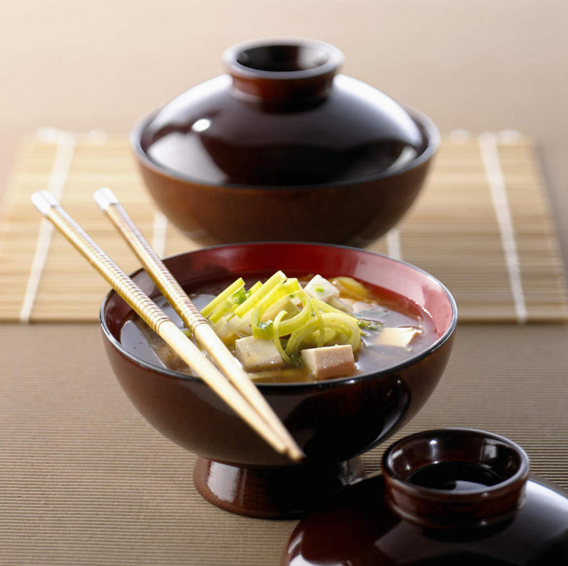 豆腐,无人,横图,俯视,室内,特写,白天,筷子,桌面,桌子,餐具,阴影,光线,木制,影子,陶瓷,竹帘,调料,酱料,酱汁,汤,佐料,陶瓷制品,调味品,调味料,文化,传统,酱,木制品,容器,碗,储藏,礼节,豆制品,储存,礼仪,进餐用具,彩图,高角度拍摄,贮存