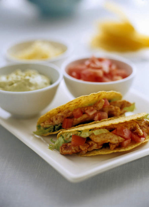 无人,竖图,俯视,室内,特写,白天,烹饪,西餐,玉米,餐桌,桌子,蔬菜,西红柿,餐具,许多,阴影,朦胧,模糊,新鲜,光线,棒子,碟子,盘,影子,陶瓷,玉蜀黍,鸡肉,肉,料理,食品,陶瓷制品,菜肴,美食,肉类,食物,白色,盘子,容器,碟,碗,西式,佳肴,有机食品,绿色食品,餐台,储藏,苞米,储存,苞芦,肉食,薄片,苞谷,包谷,大蜀黍,番麦,薏米包,玉高粱,玉麦,珍珠米,番茄,彩图,高角度拍摄,贮存