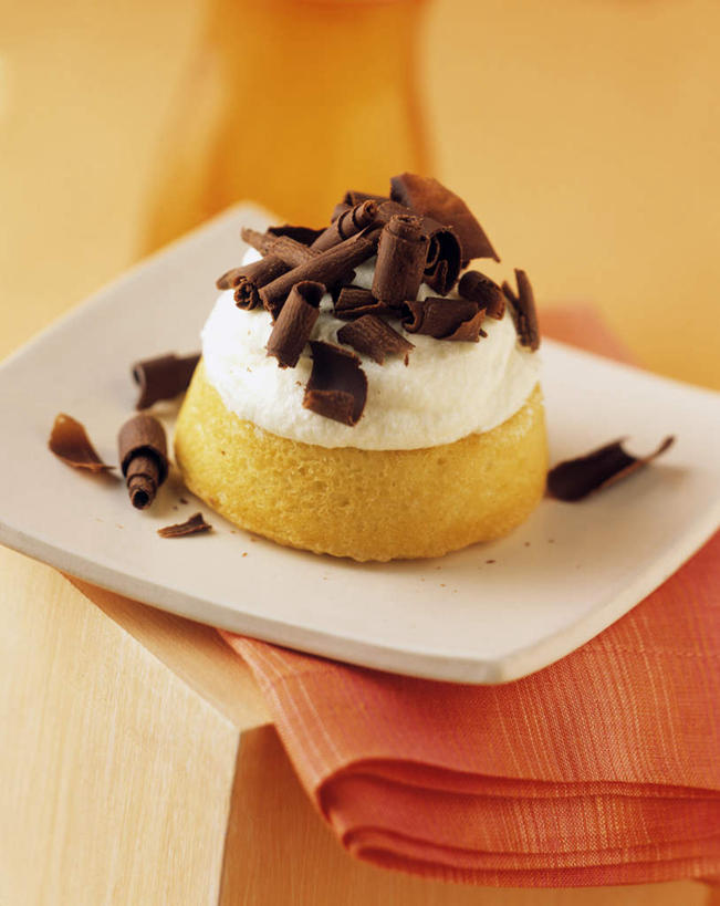 点心,无人,竖图,俯视,室内,白天,静物,餐具,阴影,光线,布料,碟子,盘,影子,食品,糖,糖果,甜点,甜品,布纹,桌布,食物,糕点,红色,盘子,餐巾,碟,台布,甜食,巧克力,朱古力,薄片,瑞士卷,彩图,高角度拍摄