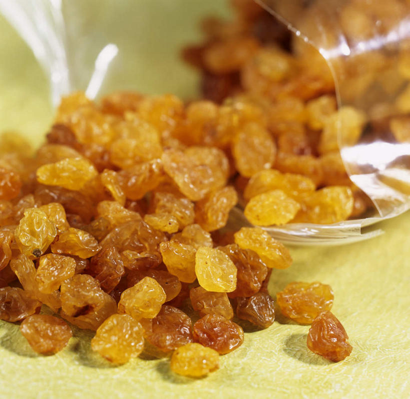 无人,竖图,俯视,室内,特写,白天,葡萄,许多,阴影,黄色背景,光线,影子,坚果,果实,很多,干果,葡萄干,摄影,影棚,山葫芦,蒲桃,草龙珠,彩图,高角度拍摄,影棚拍摄,拍摄