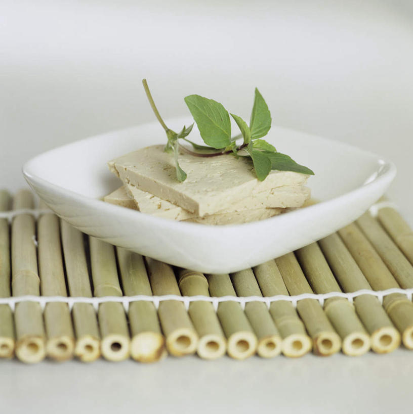 豆腐,无人,横图,俯视,室内,特写,白天,白色背景,餐具,阴影,光线,碟子,盘,影子,调味,香料,佐料,一个,盘子,碟,摄影,影棚,单个,配料,豆制品,餐垫,作料,彩图,高角度拍摄,影棚拍摄,拍摄