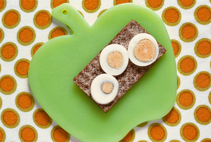 点心,面包,无人,横图,俯视,室内,特写,白天,餐桌,桌子,切开,阴影,朦胧,模糊,光线,影子,蛋,鸡蛋,食品,面点,半个,食物,糕点,三个,切,一半,餐台,餐垫,剖面,切面,卵,彩图,高角度拍摄