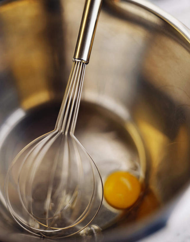 无人,竖图,俯视,室内,特写,白天,桌面,桌子,金属制品,阴影,光线,金属,木制,影子,蛋,蛋黄,蛋清,鸡蛋,黄色,木制品,容器,打蛋器,碗,搅拌,两只,储藏,储存,草鸡蛋,卵,彩图,高角度拍摄,贮存