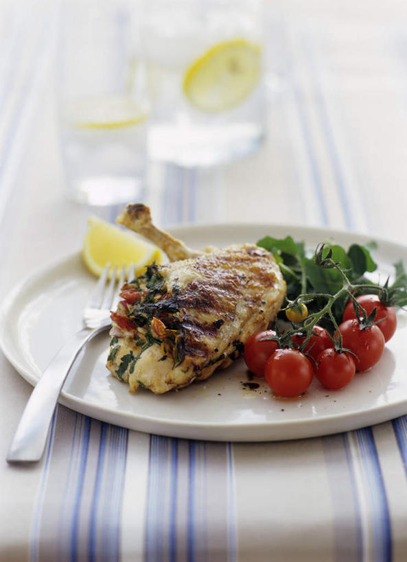 无人,竖图,俯视,室内,特写,白天,烹饪,西餐,柠檬,芹菜,蔬菜,西红柿,杯子,餐具,阴影,朦胧,模糊,光线,叉子,碟子,盘,影子,鸡肉,肉,料理,食品,火腿,菜肴,美食,肉类,玻璃制品,食物,盘子,水杯,碟,四个,西式,佳肴,荷兰芹,欧芹,香芹,熏肉,肉食,餐叉,法香,巴西利,洋香菜,洋芫荽,法国香菜,旱芹菜,番荽,玻璃杯,进餐用具,益母果,柠果,番茄,彩图,高角度拍摄