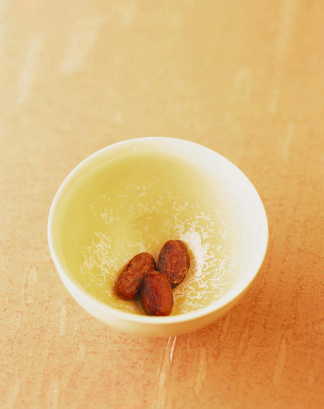 无人,竖图,俯视,室内,特写,白天,桌面,桌子,阴影,光线,木制,影子,陶瓷,褐色,果实,种子,陶瓷制品,三颗,可可,一个,木制品,容器,碗,热巧克力,单个,储藏,储存,可可豆,热可可,美禄,热朱古力,三粒,可可子,彩图,高角度拍摄,贮存