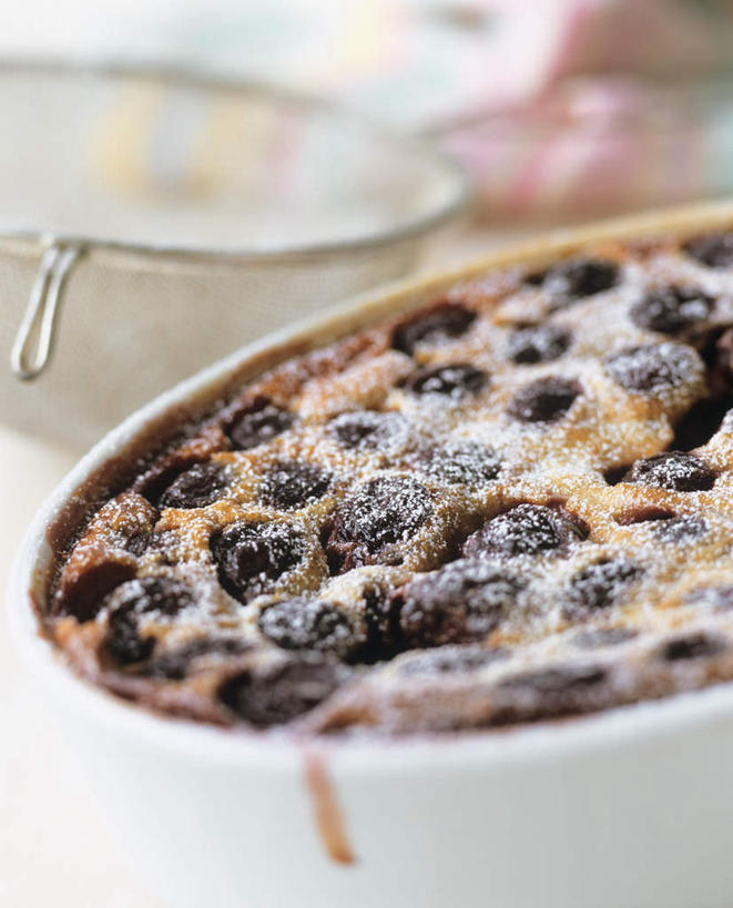 点心,无人,竖图,俯视,室内,特写,白天,樱桃,水果,阴影,朦胧,模糊,新鲜,光线,影子,陶瓷,生食,食品,甜点,甜品,果实,陶瓷制品,筛子,食物,糕点,容器,碗,甜食,有机食品,绿色食品,储藏,储存,樱珠,莺桃,英桃,楔桃,牛桃,荆桃,彩图,高角度拍摄,贮存