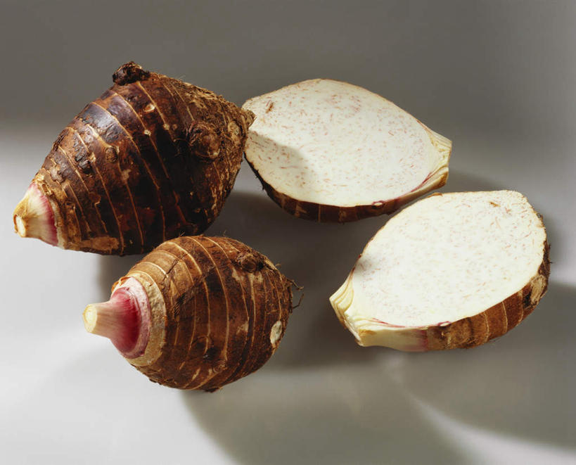 无人,横图,俯视,室内,特写,白天,白色背景,餐桌,桌子,蔬菜,切开,阴影,新鲜,光线,影子,芋头,食品,食物,切,四个,摄影,有机食品,绿色食品,影棚,餐台,剖面,切面,青芋,芋艿,彩图,高角度拍摄,影棚拍摄,拍摄