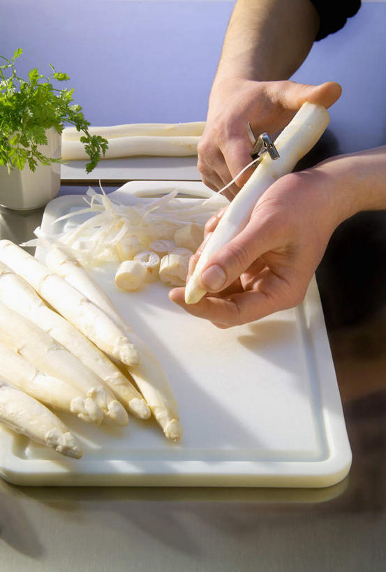 西方人,手,一个人,竖图,俯视,室内,特写,白天,植物,餐桌,桌子,芦笋,蔬菜,花瓶,金属制品,欧洲,欧洲人,双手,仅一个女性,仅一个人,一堆,许多,握,阴影,堆积,朦胧,模糊,新鲜,光线,金属,工具,盆栽,影子,陶瓷,墙,食品,案板,刀具,盆景,陶瓷制品,墙壁,墙面,砧板,食物,一个,绿色,白色,自然,瓶子,刀,仅一个中年女性,手部,握着,有机食品,绿色食品,生长,单个,成长,餐台,堆,刮,菜刀,切菜刀,女人,女性,中年女性,白种人,猪尾巴,药鸡豆子,石刁柏,蚂蚁杆,龙须菜,狼尾巴根,半身,彩图,高角度拍摄