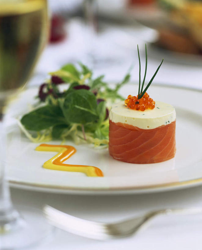 海鲜,三文鱼,无人,竖图,俯视,室内,特写,白天,植物,鲑鱼,餐具,叶子,阴影,朦胧,模糊,光线,碟子,盘,纹理,影子,调料,酱料,酱汁,佐料,绿叶,调味品,调味料,水产,酱,海洋生物,绿色,盘子,碟,嫩叶,烟熏,大马哈鱼,水生动物,海产品,水生物,海底动物,肌理,撒蒙鱼,萨门鱼,冰海之皇,鲑,马哈鱼,麻哈鱼,大麻哈鱼,叶,叶片,叶脉,彩图,高角度拍摄