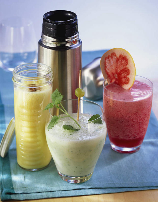 果汁,无人,竖图,俯视,室内,特写,白天,桌面,桌子,芒果,柠檬,葡萄,杯子,水果,阴影,花纹,新鲜,光线,木制,布,图案,影子,生食,食品,果实,饮品,布纹,葡萄柚,竹签,玻璃制品,食物,饮料,木制品,水杯,西柚,有机食品,绿色食品,布匹,可口,保温杯,取食签,朱栾,适口,玻璃杯,益母果,望果,山葫芦,蒲桃,柠果,蜜望,檬果,闷果,漭果,杧果,草龙珠,庵波罗果,彩图,高角度拍摄