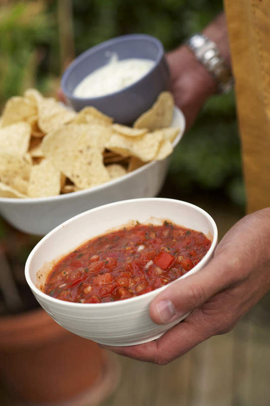 西方人,手,一个人,捧,竖图,俯视,室内,特写,白天,烹饪,西餐,西红柿,欧洲,欧洲人,仅一个男性,仅一个人,阴影,朦胧,模糊,光线,影子,陶瓷,玉米片,调料,酱料,酱汁,佐料,料理,食品,陶瓷制品,调味品,调味料,酱,菜肴,美食,食物,仅一个年轻男性,容器,碗,手部,番茄沙司,西式,佳肴,储藏,储存,男人,男性,年轻男性,白种人,番茄,端,端着,捧着,手捧,半身,彩图,高角度拍摄,贮存