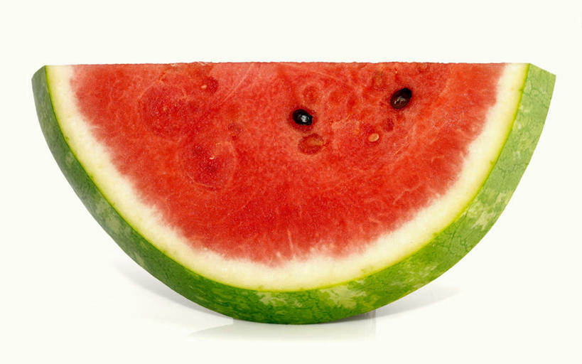 无人,横图,俯视,室内,特写,白天,白色背景,桌面,桌子,西瓜,水果,一片,阴影,新鲜,光线,木制,影子,生食,食品,果实,食物,红色,绿色,黑色,木制品,籽,摄影,有机食品,绿色食品,影棚,寒瓜,彩图,高角度拍摄,影棚拍摄,拍摄