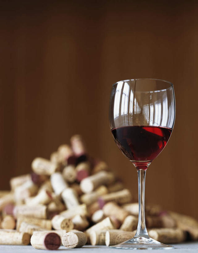 葡萄酒,无人,竖图,室内,特写,白天,仰视,餐桌,桌子,杯子,一堆,许多,阴影,堆叠,堆积,朦胧,模糊,光线,高脚杯,木塞,影子,红酒杯,酒类,很多,玻璃制品,酒,饮料,一个,红色,酒杯,瓶塞,单个,餐台,堆,保存,密封,玻璃杯,彩图,低角度拍摄