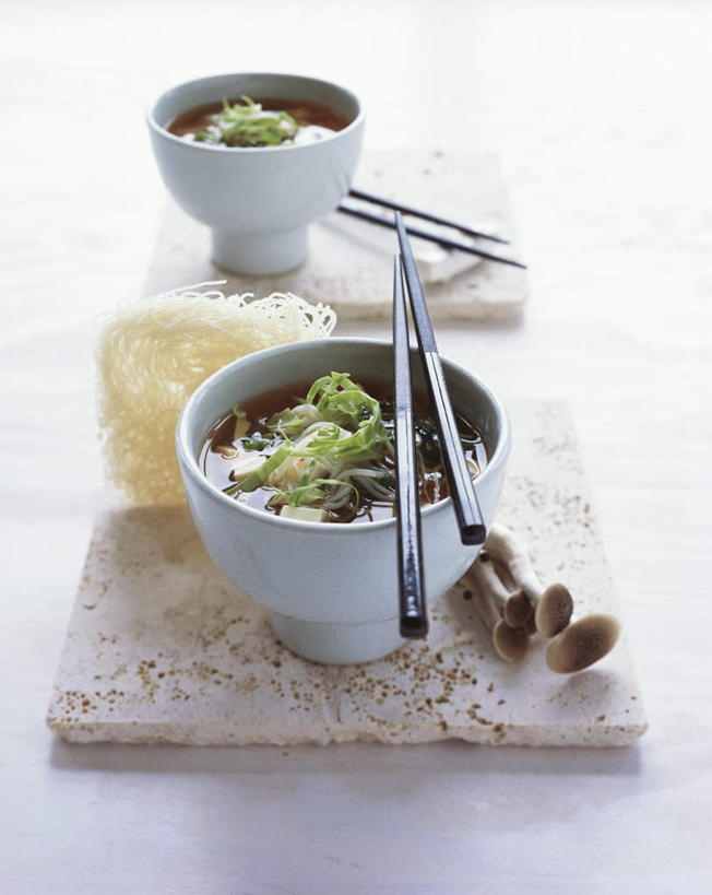 豆腐,无人,竖图,俯视,室内,特写,白天,白色背景,筷子,餐具,阴影,光线,碟子,盘,影子,菌菇,蘑菇,汤,菌类,文化,传统,粉丝,两个,盘子,碟,食用菌,摄影,影棚,礼节,豆制品,礼仪,餐垫,进餐用具,彩图,高角度拍摄,影棚拍摄,拍摄