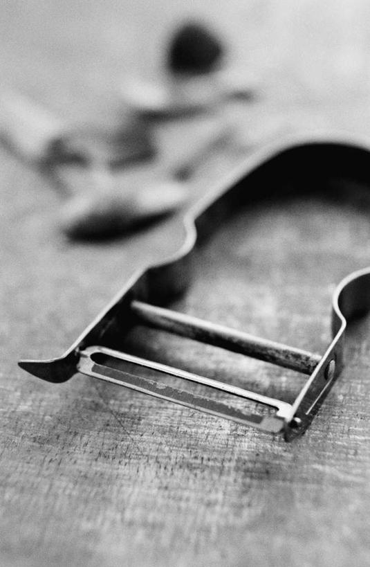 无人,竖图,俯视,黑白,室内,特写,白天,餐桌,桌子,静物,金属制品,阴影,朦胧,模糊,光线,金属,刨丝器,影子,一个,单个,餐台,高角度拍摄
