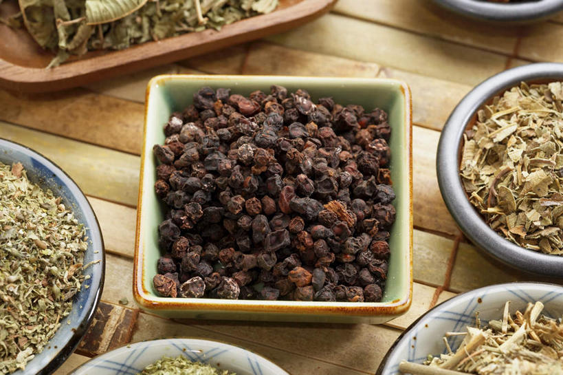 无人,横图,俯视,室内,特写,白天,植物,餐桌,桌子,一堆,许多,阴影,堆叠,堆积,朦胧,模糊,光线,影子,陶瓷,草药,药草,陶瓷制品,中药,排列,容器,碗,餐台,储藏,堆,储存,药材,中草药,中药材,本草,摆列,北五味子,秤砣子,五味子,彩图,高角度拍摄,布列,分列,贮存