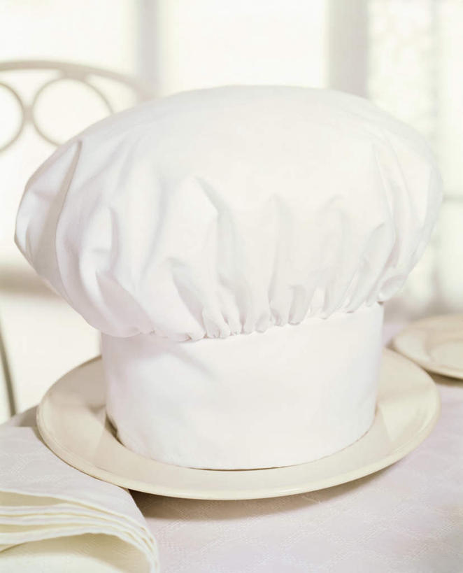 无人,竖图,俯视,室内,特写,白天,静物,餐具,帽子,阴影,光线,布料,碟子,盘,影子,布纹,桌布,白色,盘子,餐巾,碟,台布,厨师帽,一顶,彩图,高角度拍摄,影棚拍摄