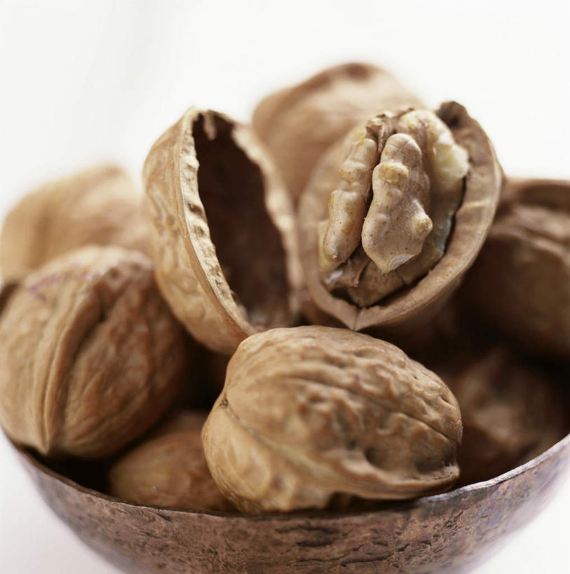 无人,竖图,俯视,室内,特写,白天,白色背景,一堆,许多,阴影,堆叠,堆积,光线,影子,陶瓷,核桃,坚果,果实,陶瓷制品,很多,容器,碗,干果,储藏,堆,开口,储存,胡桃,羌桃,彩图,高角度拍摄,影棚拍摄,贮存