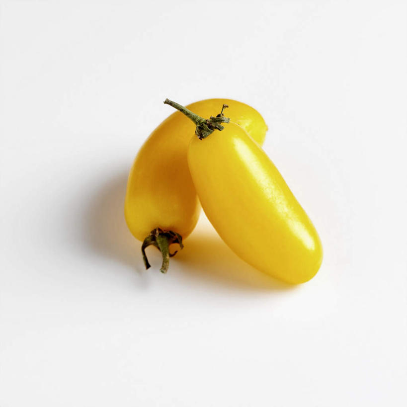 无人,方图,俯视,室内,特写,白天,白色背景,餐桌,桌子,蔬菜,西红柿,阴影,新鲜,光线,影子,食品,食物,两个,黄色,有机食品,绿色食品,餐台,樱桃番茄,圣女果,番茄,彩图,高角度拍摄