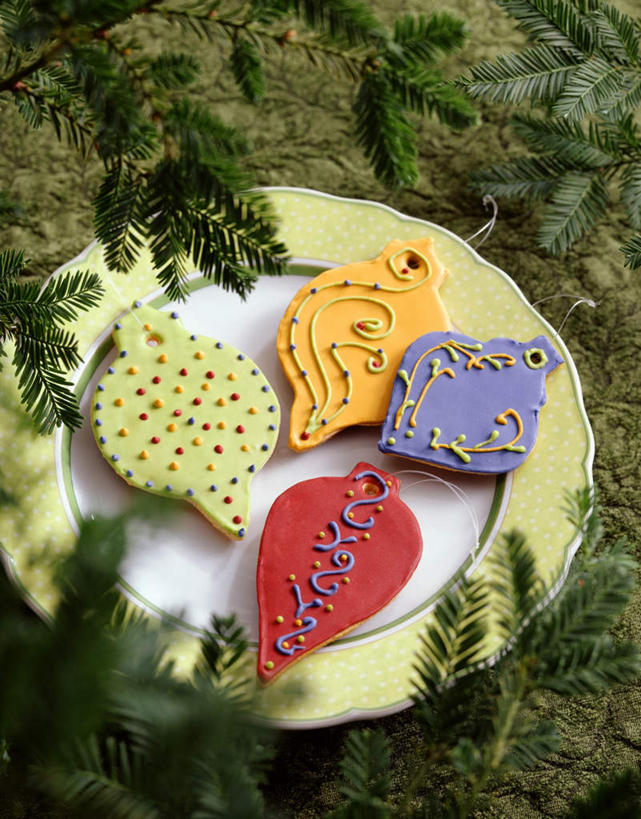 点心,无人,竖图,俯视,彩色,室内,特写,白天,植物,餐具,叶子,圣诞节,阴影,节日,庆祝,光线,碟子,盘,纹理,影子,灯光,食品,甜点,绿叶,枝条,文化,松针,树,树木,树枝,食物,糕点,绿色,盘子,碟,饼干,甜食,零食,庆典,嫩叶,四块,纪念,五颜六色,色彩斑斓,五彩缤纷,肌理,装饰饼干,五彩斑斓,虬枝,枝杈,五光十色,叶,叶片,叶脉,彩图,高角度拍摄