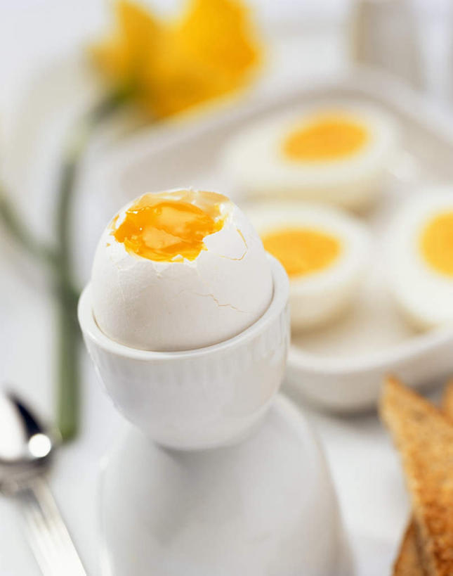 无人,竖图,俯视,室内,特写,白天,桌面,桌子,阴影,朦胧,模糊,光线,木制,影子,勺子,陶瓷,蛋,蛋白,蛋黄,鸡蛋,陶瓷制品,木制品,容器,调羹,汤匙,碗,储藏,储存,卵,彩图,高角度拍摄,贮存