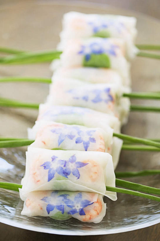 海鲜,无人,竖图,俯视,室内,特写,白天,烹饪,中餐,植物,餐桌,桌子,餐具,一排,许多,阴影,整齐,装饰,盛开,光线,碟子,盘,影子,肉,虾,料理,食品,草药,药草,很多,花蕾,水产,菜肴,美食,肉类,中药,海洋生物,花,花瓣,花朵,鲜花,食物,排列,一个,盘子,碟,花苞,花蕊,中式,佳肴,单个,餐台,面皮,华丽,修饰,机智,点缀,队列,水生动物,海产品,药材,中草药,水生物,肉食,海底动物,机灵,琉璃苣,中药材,本草,勇气,衬托,美观,雅致,雅观,解毒,镇痛,利尿,彩图,高角度拍摄