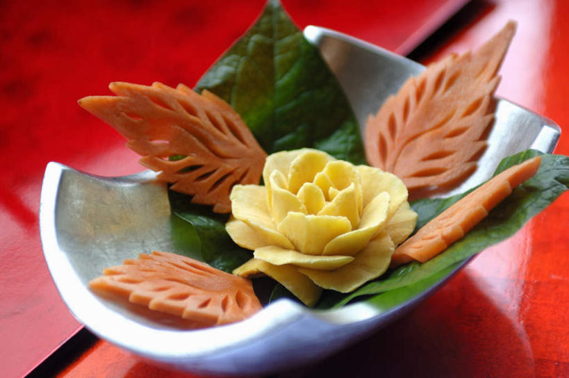 无人,横图,俯视,室内,特写,白天,餐桌,桌子,萝卜,胡萝卜,餐具,叶子,阴影,装饰,盛开,光线,碟子,盘,影子,绿叶,花蕾,花,花瓣,花朵,鲜花,一个,黄色,盘子,碟,花苞,花蕊,嫩叶,雕花,单个,餐台,华丽,修饰,点缀,衬托,美观,雅致,雅观,叶,叶片,红萝卜,甘荀,彩图,高角度拍摄