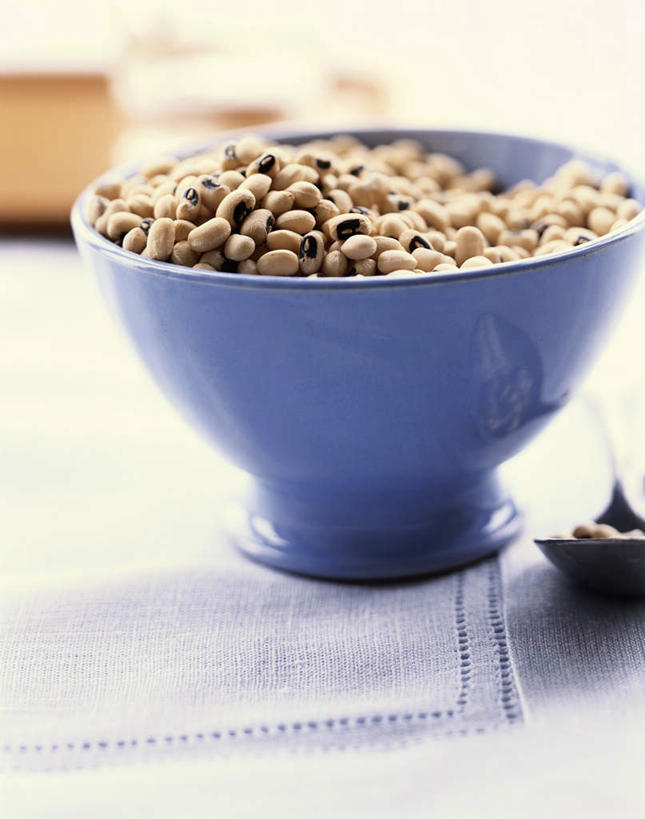 无人,竖图,俯视,室内,特写,白天,植物,餐桌,桌子,豆,蔬菜,一堆,许多,阴影,堆叠,堆积,朦胧,模糊,新鲜,光线,影子,陶瓷,豆类,豆子,黑豆,食品,陶瓷制品,很多,食物,一个,容器,碗,有机食品,绿色食品,单个,餐台,储藏,堆,储存,豆科,乌豆,乌大豆,赤花蔓豆,红花菜豆,看花豆,青大豆,青豆,彩图,高角度拍摄,贮存