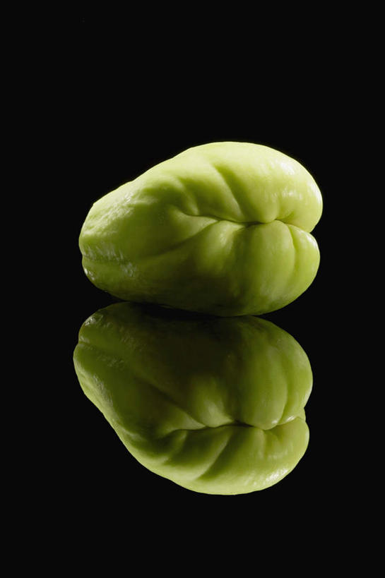 无人,竖图,俯视,室内,特写,白天,桌面,桌子,蔬菜,阴影,黑色背景,新鲜,光线,木制,影子,食品,佛手瓜,食物,一个,倒影,木制品,摄影,有机食品,绿色食品,影棚,单个,倒映,反照,菜肴梨,福寿瓜,合手瓜,合掌瓜,梨瓜,拳头瓜,万年瓜,洋丝瓜,彩图,高角度拍摄,影棚拍摄,拍摄