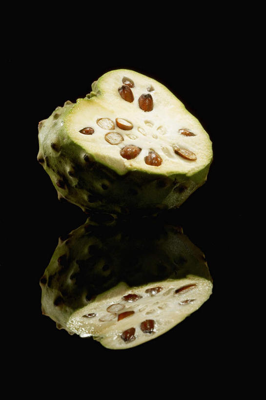 无人,竖图,俯视,室内,特写,白天,桌面,桌子,水果,阴影,黑色背景,新鲜,光线,木制,影子,生食,食品,果实,食物,一个,倒影,木制品,番荔枝,摄影,有机食品,绿色食品,影棚,单个,倒映,释迦,佛头果,反照,凤梨释迦,蜜释迦,释迦凤梨,彩图,高角度拍摄,影棚拍摄,拍摄