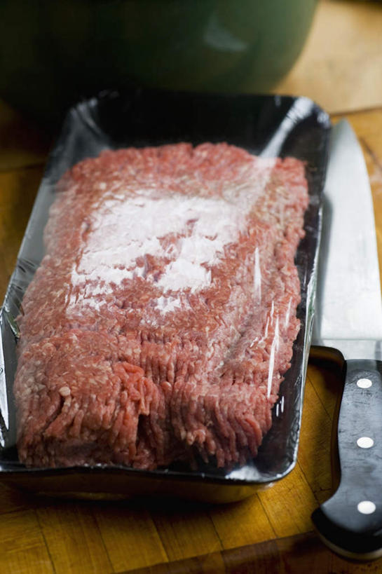 无人,竖图,俯视,室内,特写,白天,餐桌,桌子,餐具,金属制品,阴影,朦胧,模糊,光线,金属,碟子,工具,盘,影子,肉,牛肉,刀具,肉末,肉类,两个,红色,盘子,碟,刀,餐台,菜刀,肉食,切菜刀,彩图,高角度拍摄