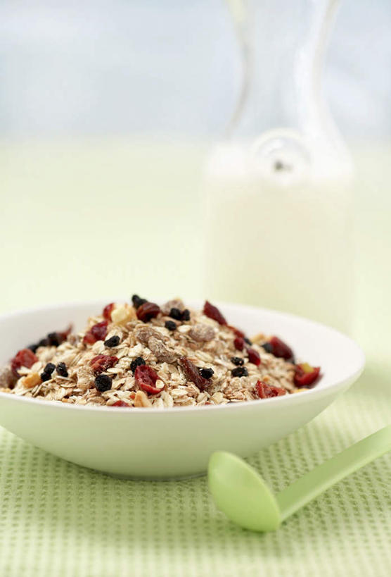 牛奶,无人,竖图,俯视,室内,特写,白天,早餐,餐具,水果,阴影,朦胧,模糊,新鲜,光线,布料,碟子,盘,影子,勺子,谷物,生食,食品,果实,饮品,营养,布纹,美食,饮食,玻璃制品,桌布,食物,饮料,盘子,玻璃瓶,餐巾,瓶子,调羹,碟,台布,汤匙,保健,有机食品,绿色食品,干,麦片,蔓越莓,小红莓,乳制品,奶,安神,彩图,高角度拍摄